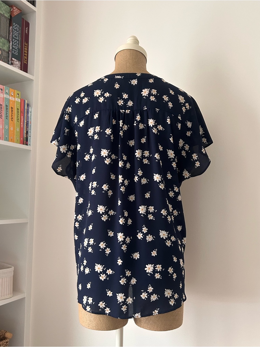 Banana Republic Navy and White Floral V-Neck Blouse - Picture 2 of 3